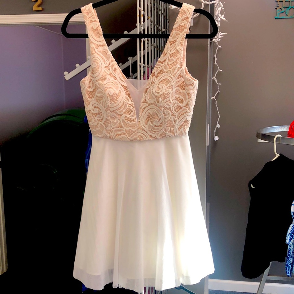 Beautiful semi formal dress 👗 so feminine and elegant!